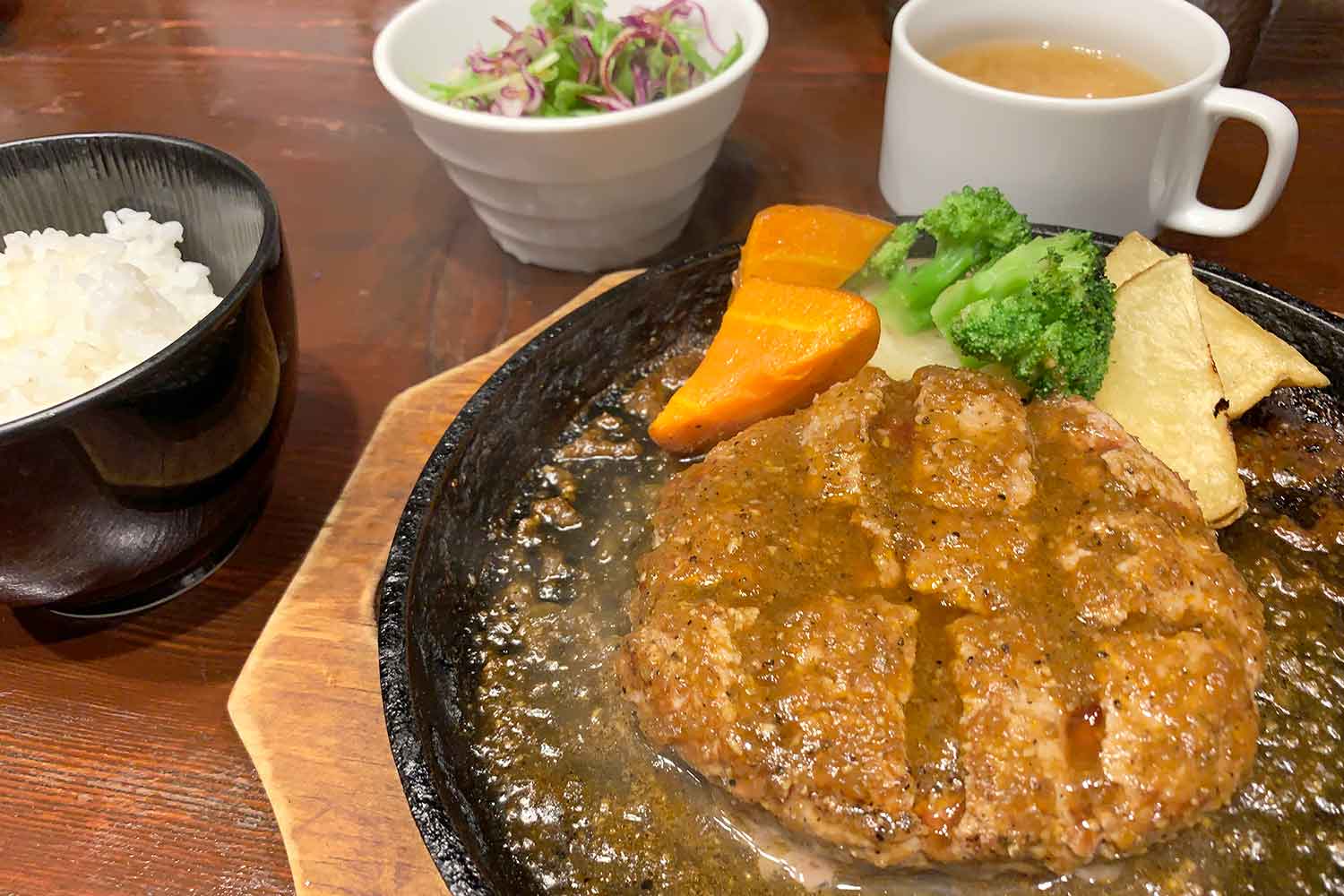 池袋『札幌牛亭』の「つなぎなし牛100%ハンバーグ」が肉肉しくて、おいしすぎ！