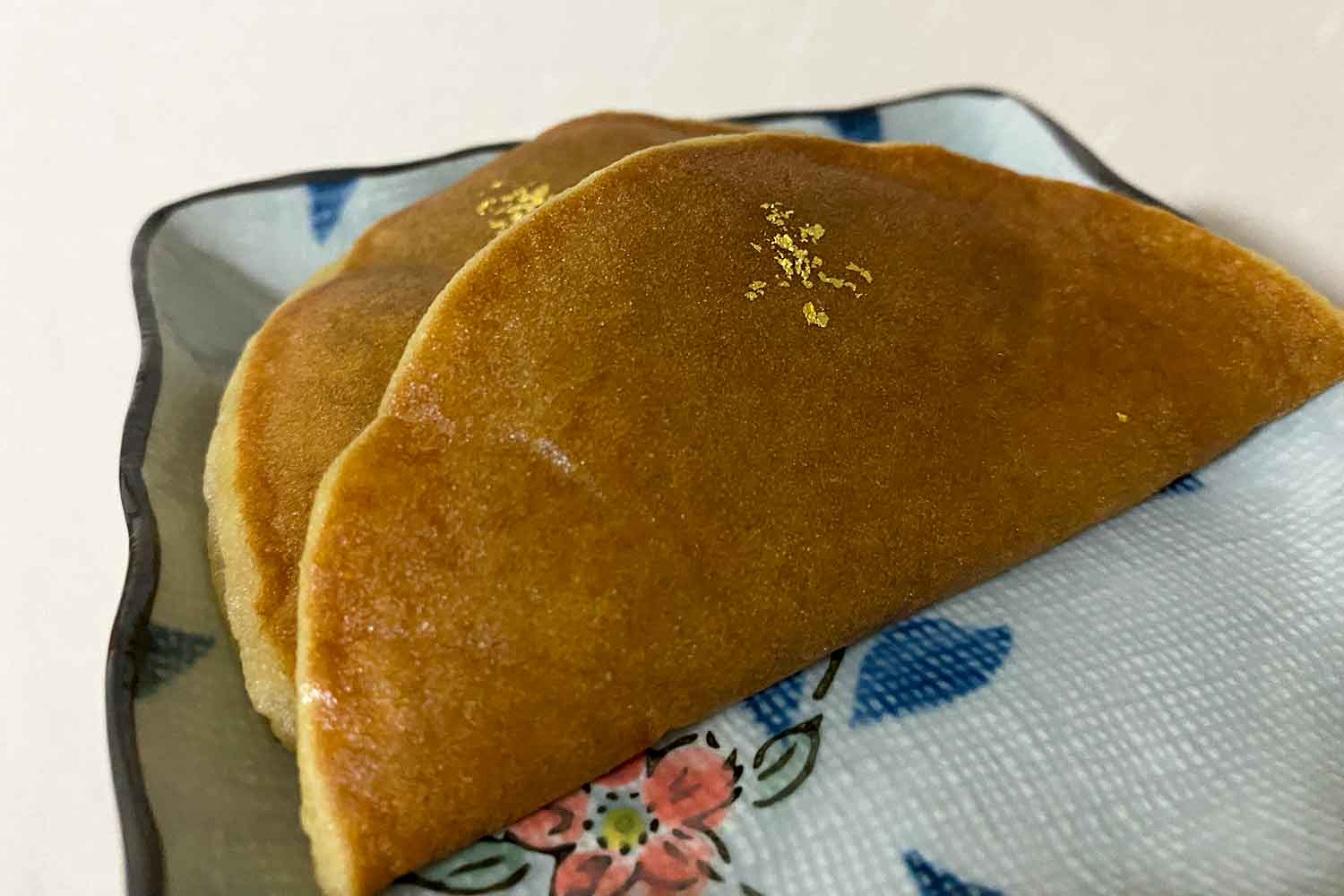 池袋『森八』の金粉つきアンコ菓子